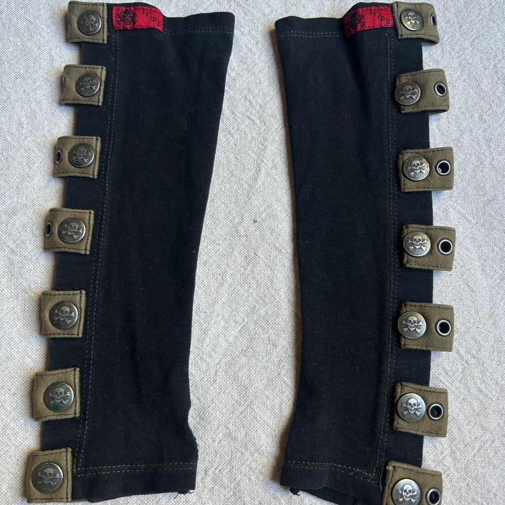 Tripp skull strap arm warmers
